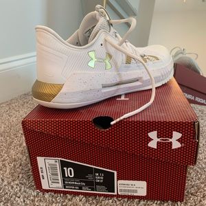 Size 10, white and gold under armor volleyball shoe